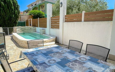 Volme: Meubilair, Buitenmeubels, Tafel, Stoel, Buitentafel, Verdieping, Schaduw, Keuken En Eettafel, Balkon, Patio