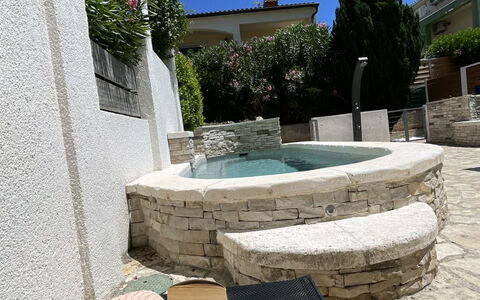 Volme: Buitenmeubels, Schaduw, Tuin, Beton, Flagstone, Landscaping, Backyard, Werf, Kamerplant, Binnenplaats