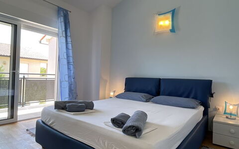 Monte Kope: Meubilair, Interieur Ontwerp, Hout, Verdieping, Slaapkamer, Flooring, Kamer, Bed, Verlichting, Plafond