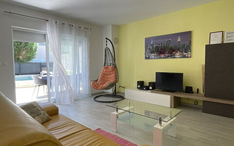 Monte Kope: Meubilair, Interieur Ontwerp, Flooring, Verdieping, Muur, Bankstel, Plafond, Hout, Kamer, Woonkamer