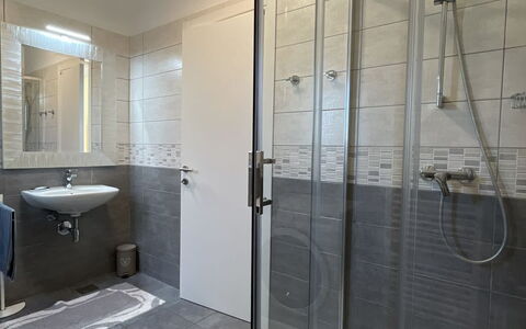 Monte Kope: Flooring, Loodgieterswerkinrichting, Verdieping, Badkamer, Interieur Ontwerp, Plafond, Douche, Loodgieter, Kamer, Verlichting