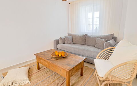Marina: Meubilair, Interieur Ontwerp, Flooring, Verdieping, Bankstel, Hout, Kamer, Plafond, Woonkamer, Tafel