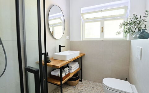 Marina: Loodgieterswerkinrichting, Badkamer, Interieur Ontwerp, Wc Bril, Flooring, Verdieping, Toilet, Spiegel, Kraan, Wastafel