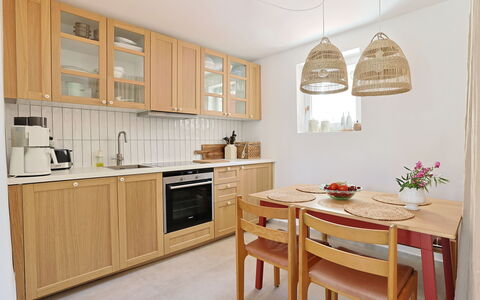 Marina: Meubilair, Flooring, Interieur Ontwerp, Hout, Cabinetry, Countertop, Verdieping, Keuken, Kamer, Verlichting