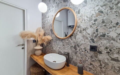 Marina: Loodgieterswerkinrichting, Interieur Ontwerp, Spiegel, Flooring, Badkamer, Loodgieter, Kraan, Wastafel, Wastafel In De Badkamer, Lichte Inrichting
