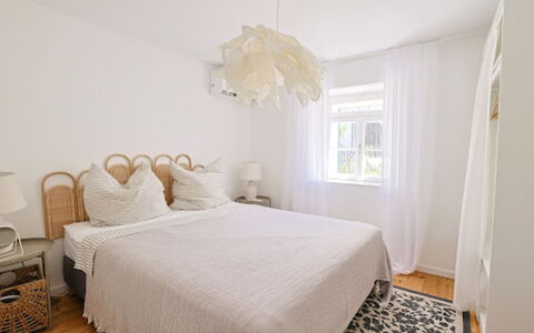 Marina: Meubilair, Bed, Interieur Ontwerp, Bedding, Slaapkamer, Laken, Verdieping, Linens, Flooring, Hout