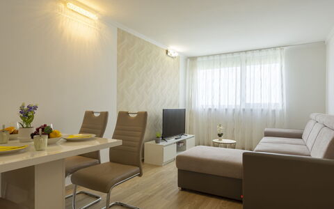 Silver: Meubilair, Interieur Ontwerp, Flooring, Verdieping, Bankstel, Hout, Plafond, Kamer, Verlichting, Woonkamer