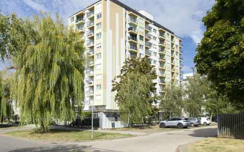 Silver: Dag, Gebouw, Appartement, Woongebied, Stad, Stedelijk Gebied, Buurt, Facade, Condominium