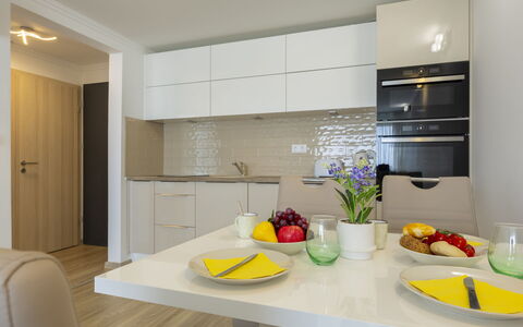 Silver: Meubilair, Interieur Ontwerp, Flooring, Countertop, Muur, Keuken, Hout, Cabinetry, Verdieping, Plafond