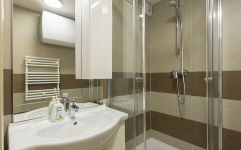Silver: Flooring, Muur, Interieur Ontwerp, Verdieping, Loodgieterswerkinrichting, Badkamer, Toilet, Kamer, Wastafel, Wastafel In De Badkamer