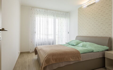 Silver: Bed, Interieur Ontwerp, Meubilair, Slaapkamer, Muur, Verdieping, Flooring, Kamer, Hout, Plafond