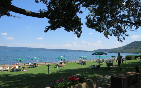 Lago di Vico 629: Zwemwater, Zomer, Recreatie, Kust En Oceanic Landvormen, Vrije Tijd, Kust, Zee, Buitenmeubels, Vakantie, Meer
