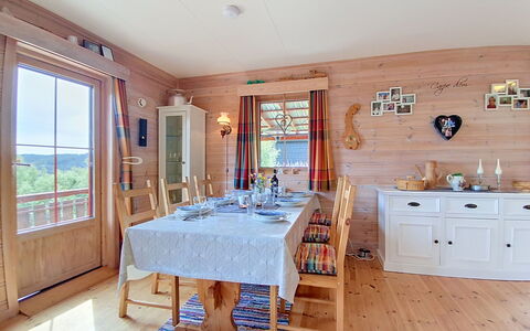 Bjørnbu: Meubilair, Interieur Ontwerp, Flooring, Hout, Verdieping, Plafond, Stoel, Eetkamer, Tafel, Kamer