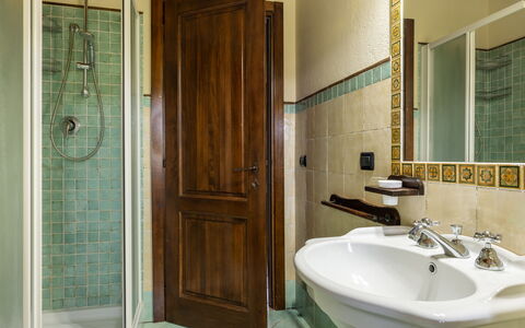 Villa Daluma, Private Pool in Todi: Loodgieterswerkinrichting, Badkamer, Interieur Ontwerp, Wastafel In De Badkamer, Flooring, Verdieping, Kraan, Wastafel, Loodgieter, Verlichting