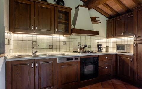 Villa Daluma, Private Pool in Todi: Keuken, Cabinetry, Hout, Countertop, Major Appliance, Interieur Ontwerp, Toestel Van De Keuken, Fornuis, Meubilair, Plafond