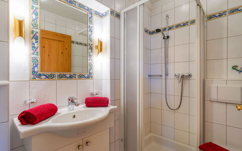 Auffach 606: Interieur Ontwerp, Flooring, Verdieping, Loodgieterswerkinrichting, Wastafel In De Badkamer, Kamer, Wastafel, Badkamer, Plafond, Loodgieter