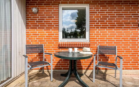 Aagot - 250M from the Sea: Meubilair, Interieur Ontwerp, Stoel, Buitenmeubels, Natuurlijk Materiaal, Schaduw, Buitentafel, Ontwerp, Restaurant, Keuken En Eettafel