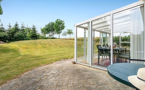 Aagot - 250M from the Sea: Meubilair, Interieur Ontwerp, Stoel, Buitenmeubels, Natuurlijk Materiaal, Schaduw, Buitentafel, Ontwerp, Restaurant, Keuken En Eettafel