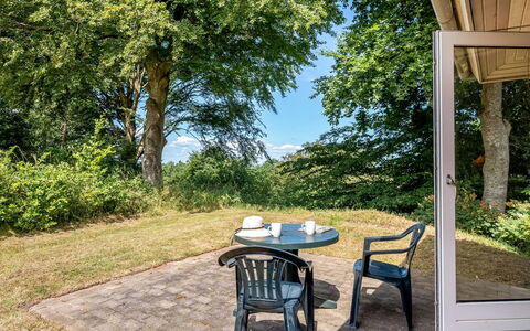 Aagot - 250M from the Sea: Meubilair, Interieur Ontwerp, Stoel, Buitenmeubels, Natuurlijk Materiaal, Schaduw, Buitentafel, Ontwerp, Restaurant, Keuken En Eettafel