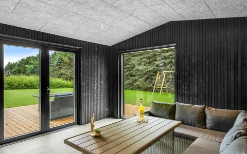 Lillesol - 1.3Km from the Sea: Meubilair, Interieur Ontwerp, Stoel, Buitenmeubels, Natuurlijk Materiaal, Schaduw, Buitentafel, Ontwerp, Restaurant, Keuken En Eettafel