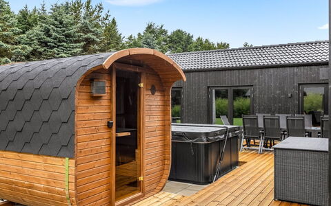 Lillesol - 1.3Km from the Sea: Meubilair, Interieur Ontwerp, Stoel, Buitenmeubels, Natuurlijk Materiaal, Schaduw, Buitentafel, Ontwerp, Restaurant, Keuken En Eettafel