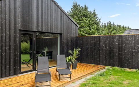 Lillesol - 1.3Km from the Sea: Meubilair, Interieur Ontwerp, Stoel, Buitenmeubels, Natuurlijk Materiaal, Schaduw, Buitentafel, Ontwerp, Restaurant, Keuken En Eettafel
