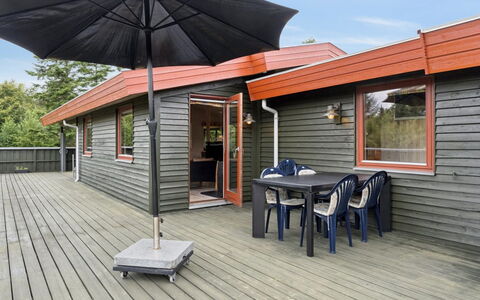 Bindslev 635: Meubilair, Interieur Ontwerp, Stoel, Buitenmeubels, Natuurlijk Materiaal, Schaduw, Buitentafel, Ontwerp, Restaurant, Keuken En Eettafel