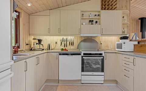 Christiern - 600M from the Sea: Keuken, Toestel Van De Keuken, Countertop, Major Appliance, Hout, Interieur Ontwerp, Meubilair, Cabinetry, Plafond, Flooring