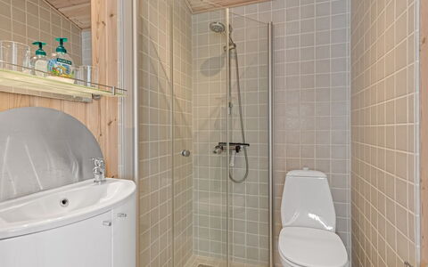 Christiern - 600M from the Sea: Badkamer, Loodgieterswerkinrichting, Flooring, Verdieping, Interieur Ontwerp, Muur, Hout, Toilet, Wastafel In De Badkamer, Wastafel
