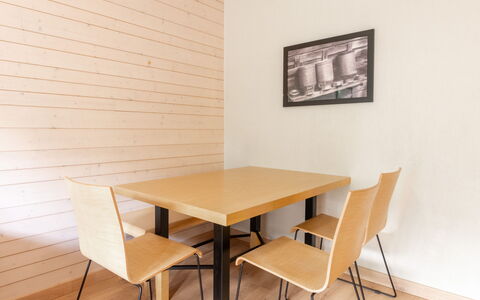 Ax-Les-Thermes 602: Meubilair, Interieur Ontwerp, Stoel, Buitenmeubels, Natuurlijk Materiaal, Schaduw, Buitentafel, Ontwerp, Restaurant, Keuken En Eettafel