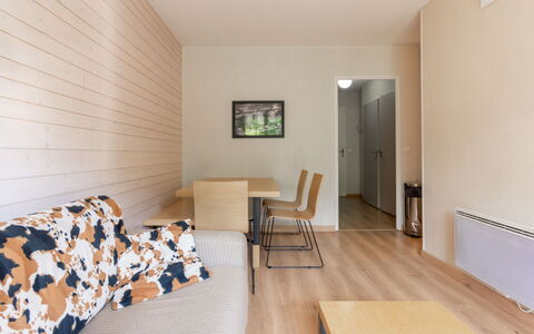 Ax-Les-Thermes 602: Meubilair, Interieur Ontwerp, Stoel, Buitenmeubels, Natuurlijk Materiaal, Schaduw, Buitentafel, Ontwerp, Restaurant, Keuken En Eettafel