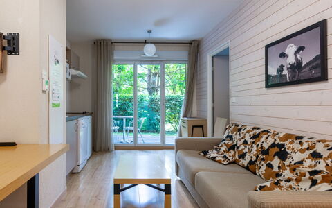 Ax-Les-Thermes 603: Hout, Flooring, Interieur Ontwerp, Verdieping, Meubilair, Houten Vloer, Deur, Kamer, Hardwood, Beits