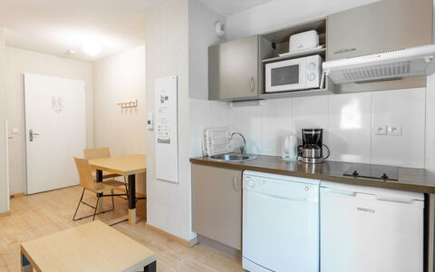 Ax-Les-Thermes 603: Meubilair, Interieur Ontwerp, Flooring, Verdieping, Kamer, Wastafel, Bureau, Keuken, Countertop, Tafel