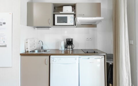 Ax-Les-Thermes 603: Meubilair, Interieur Ontwerp, Major Appliance, Kamer, Wastafel, Keuken, Toestel Van De Keuken, Verdieping, Huishoudapparatuur, Cabinetry