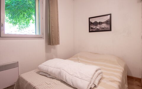 Ax-Les-Thermes 603: Bed, Slaapkamer, Bedding, Laken, Muur, Interieur Ontwerp, Hout, Meubilair, Verdieping, Kamer