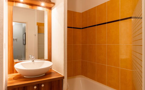 Ax-Les-Thermes 603: Loodgieterswerkinrichting, Wastafel In De Badkamer, Flooring, Badkamer, Interieur Ontwerp, Wastafel, Hout, Verdieping, Kraan, Loodgieter