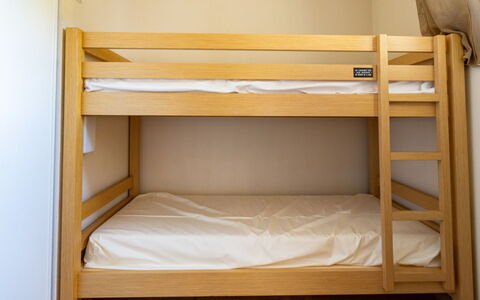 Ax-Les-Thermes 645: Hout, Verdieping, Slaapkamer, Flooring, Bed, Stapelbed, Bedding, Beits, Bed Frame, Laken