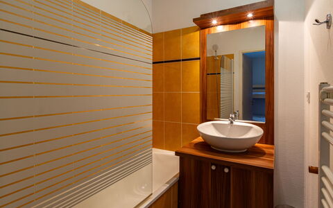 Ax-Les-Thermes 645: Badkamer, Loodgieterswerkinrichting, Interieur Ontwerp, Flooring, Muur, Verdieping, Wastafel In De Badkamer, Hout, Wastafel, Kraan