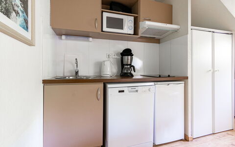 Ax-Les-Thermes 645: Meubilair, Interieur Ontwerp, Hout, Flooring, Verdieping, Kamer, Cabinetry, Keuken, Major Appliance, Plafond