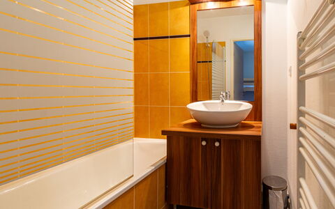 Ax-Les-Thermes 645: Badkamer, Loodgieterswerkinrichting, Muur, Interieur Ontwerp, Flooring, Wastafel In De Badkamer, Wastafel, Verdieping, Badkamerkast, Kraan