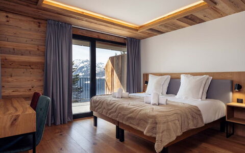 La Rosière 620: Hout, Hardwood, Plank, Beits, Timmerhout, Multiplex, Houten Vloer, Slaapkamer, Balkon, Hotel