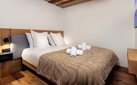 La Rosière 620: Slaapkamer, Verdieping, Flooring, Hout, Interieur Ontwerp, Bed, Laken, Bedding, Houten Vloer, Bed Frame