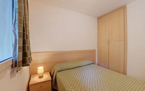 Bravone 610: Hout, Interieur Ontwerp, Verdieping, Slaapkamer, Bed, Flooring, Meubilair, Plafond, Kamer, Laken