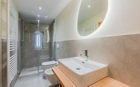 Ca' Alma Dolomia: Flooring, Verdieping, Badkamer, Loodgieterswerkinrichting, Muur, Interieur Ontwerp, Hout, Wastafel In De Badkamer, Wastafel, Plafond