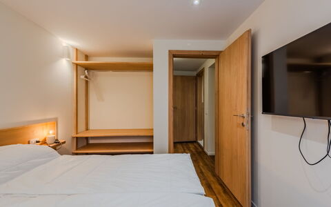 Ca' Alma Dolomia: Hout, Slaapkamer, Bed, Interieur Ontwerp, Laken, Bedding, Bed Frame, Beits, Plafond, Hardwood
