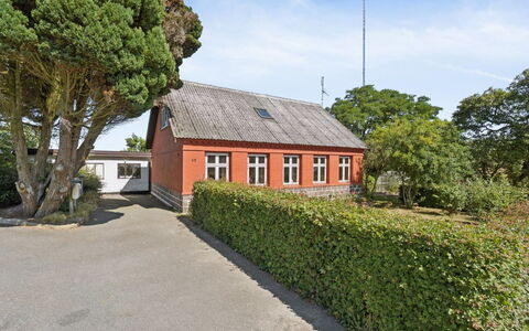 Helge - 10Km from the Sea: Blad, Struik, Huis, Verblijf, Tuin, Haag, Landscaping, Oprit, Gazon