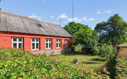 Helge - 10Km from the Sea: Gras, Struik, Huis, Huis, Verblijf, Groundcover, De Lente, Tuin, Gazon