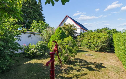 Helge - 10Km from the Sea: Groen, Struik, Tuin, De Lente, Verblijf, Gazon, Landscaping, Werf, Backyard, Boerderij