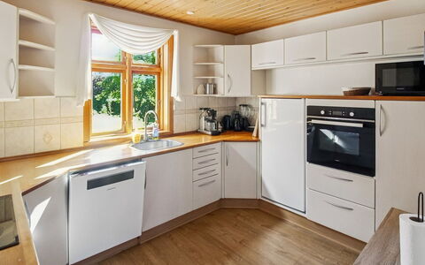 Helge - 10Km from the Sea: Keuken, Toestel Van De Keuken, Flooring, Meubilair, Countertop, Interieur Ontwerp, Cabinetry, Hout, Verdieping, Major Appliance