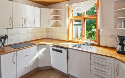 Helge - 10Km from the Sea: Keuken, Countertop, Toestel Van De Keuken, Cabinetry, Flooring, Interieur Ontwerp, Hout, Meubilair, Verdieping, Major Appliance